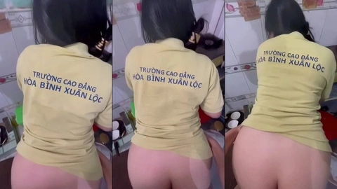 Em sinh viên Cao đẳng Hòa Bình Xuân Lộc HBXLC đang nấu ăn anh cũng kéo quần chịch trong bếp
